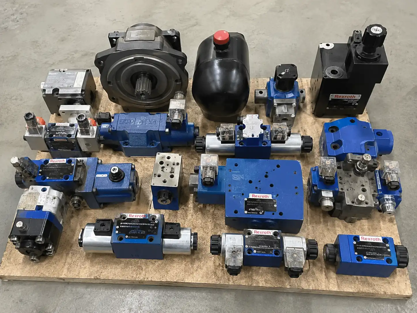 Verschiedene Bosch Rexroth Hydraulikventile und Industriekomponenten