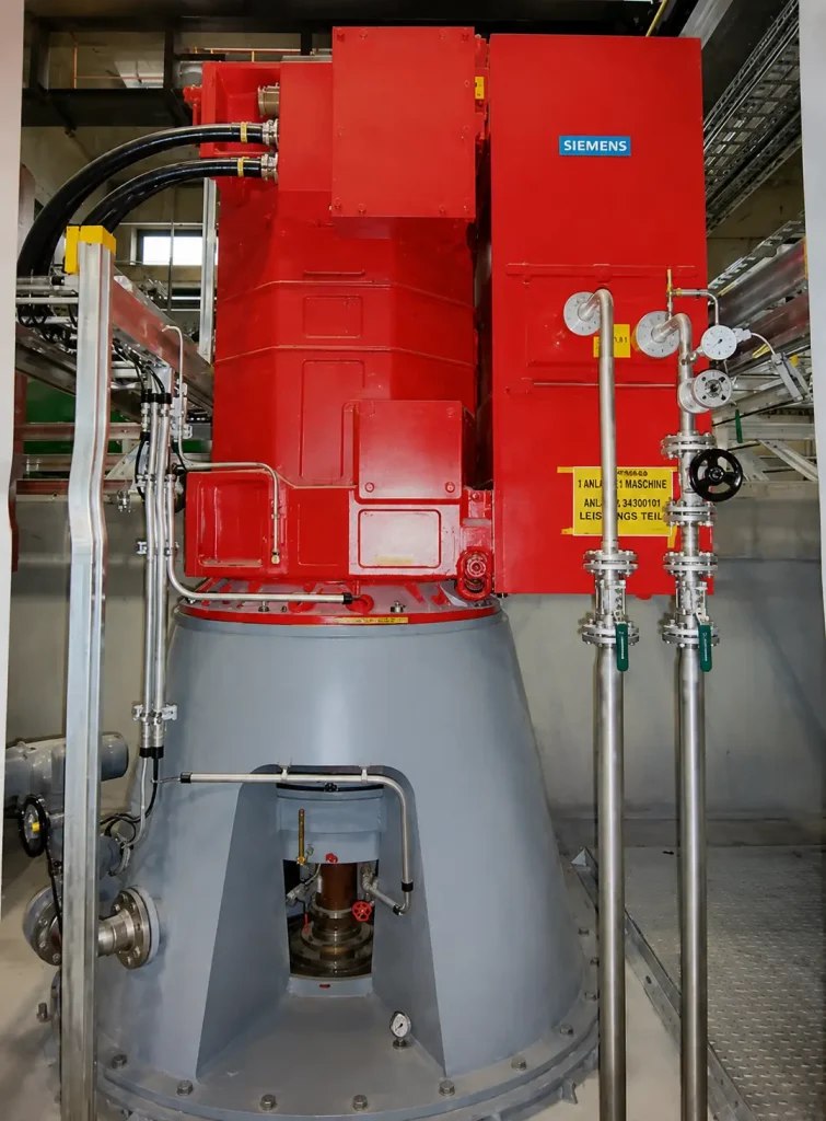 Großer Siemens Hochspannungsmotor in industrieller Anlage mit Rohrleitungen