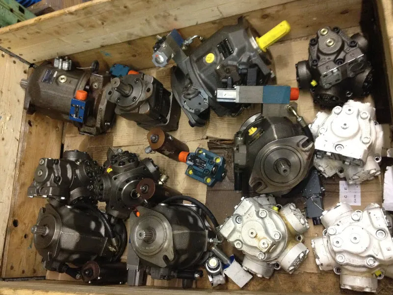 Verschiedene industrielle Hydraulikpumpen und Axialkolbenpumpen in Holzkiste
