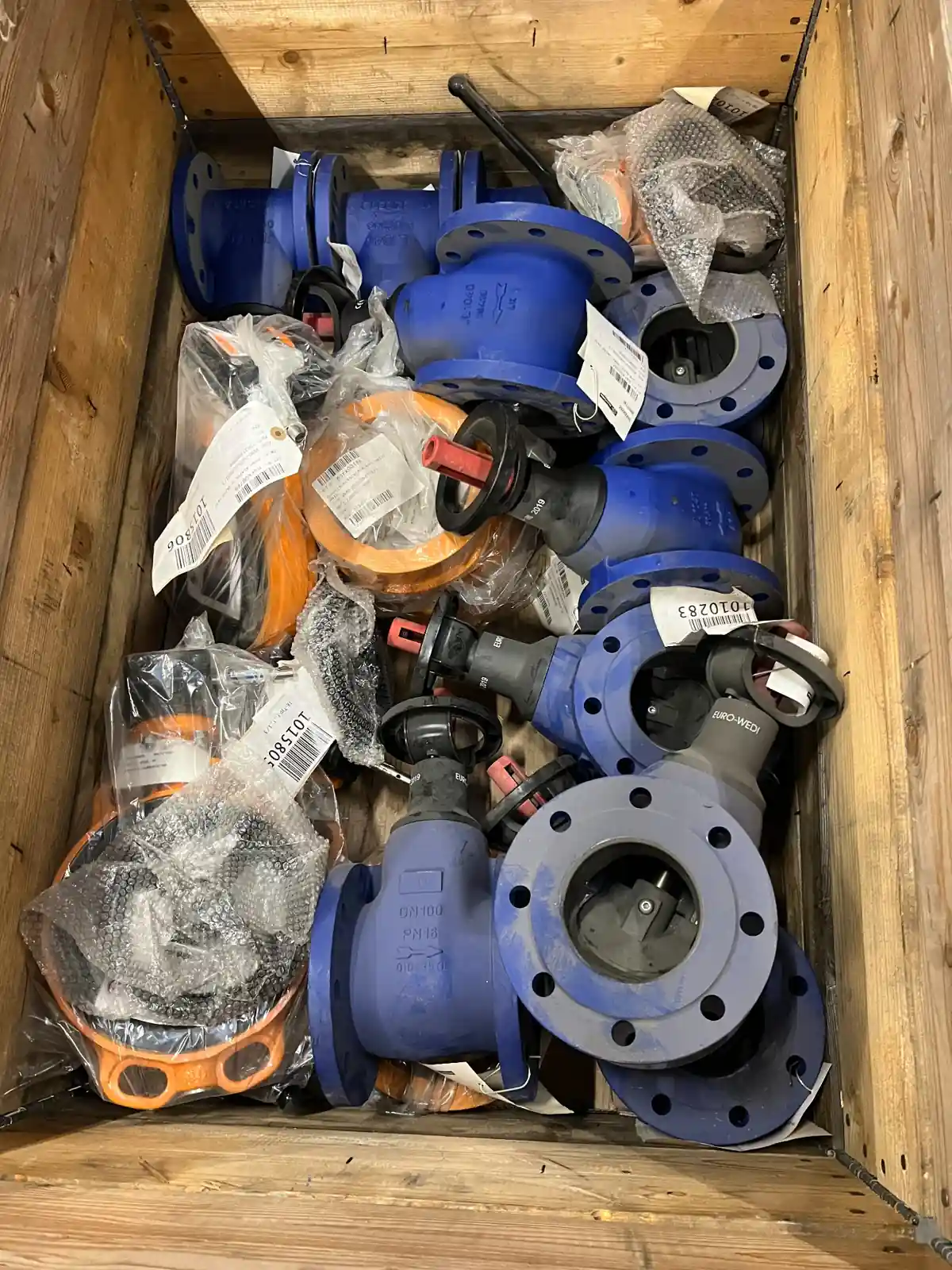 Industrie Armaturen und Absperrventile in Holzkiste für Ankauf und Export