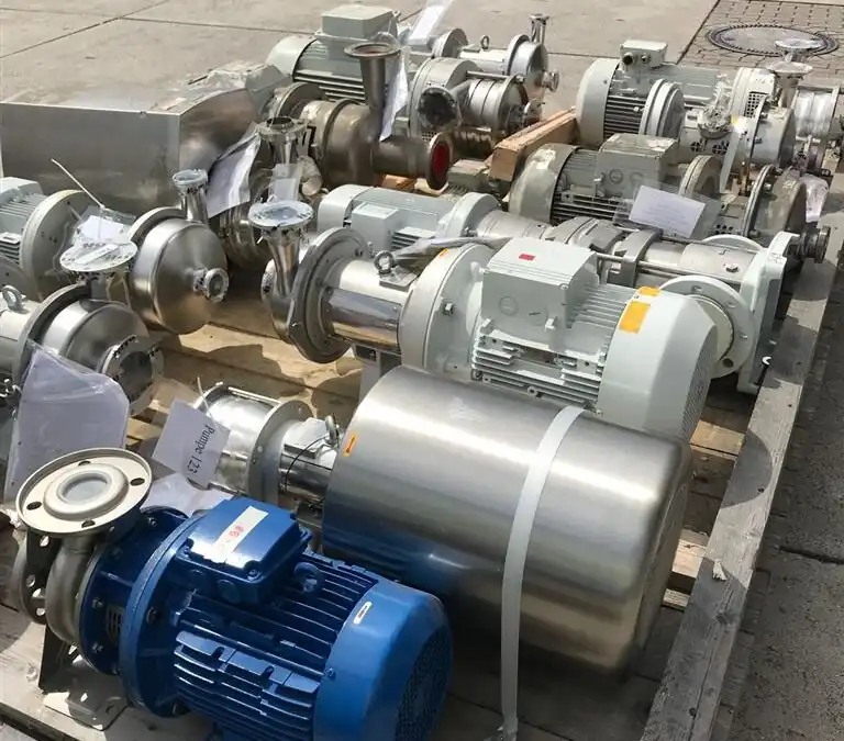 Industriepumpen und Edelstahlpumpen auf Palette für Industrieankauf