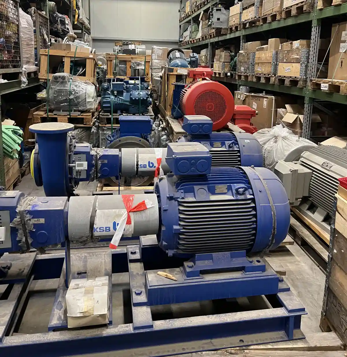Große Industriepumpen und Elektromotoren im Lager von Industrietec