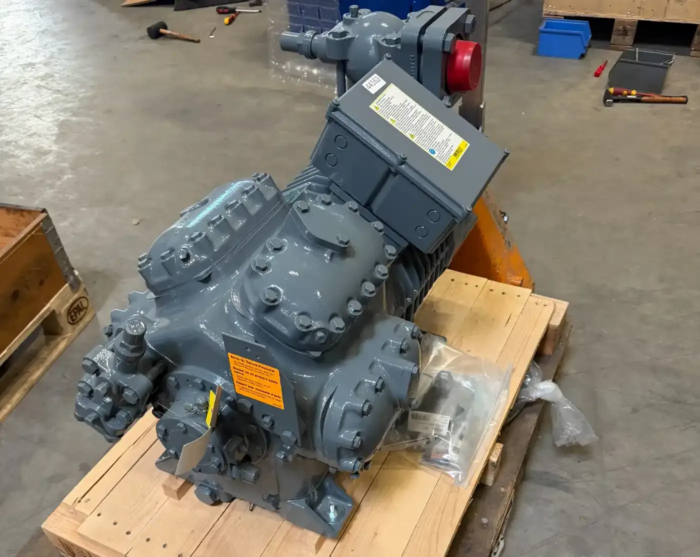 Copeland Hubkolbenverdichter mit Elektromotor auf Holzpalette aus Industrie-Lagerbestand