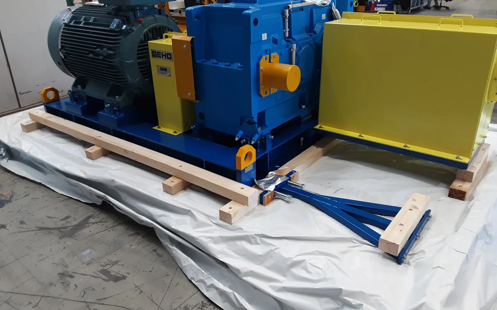 Großes Flender Getriebe mit Elektromotor und Antriebseinheit auf Palette – Industrietec