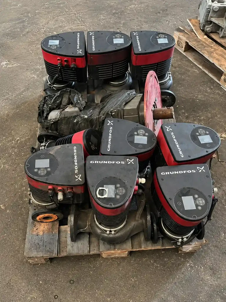 Mehrere Grundfos Umwälzpumpen und Inlinepumpen aus technischem Lagerbestand