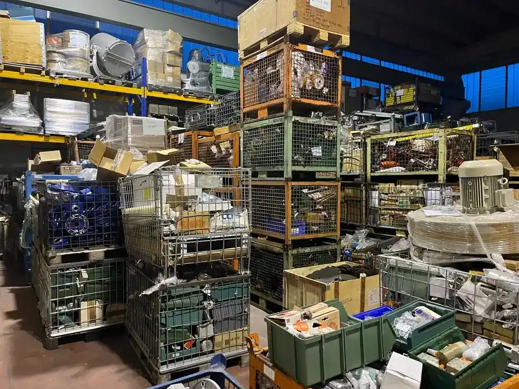 Großer technischer Lagerbestand mit Industriekomponenten, Ersatzteilen und Industrieposten in Gitterboxen
