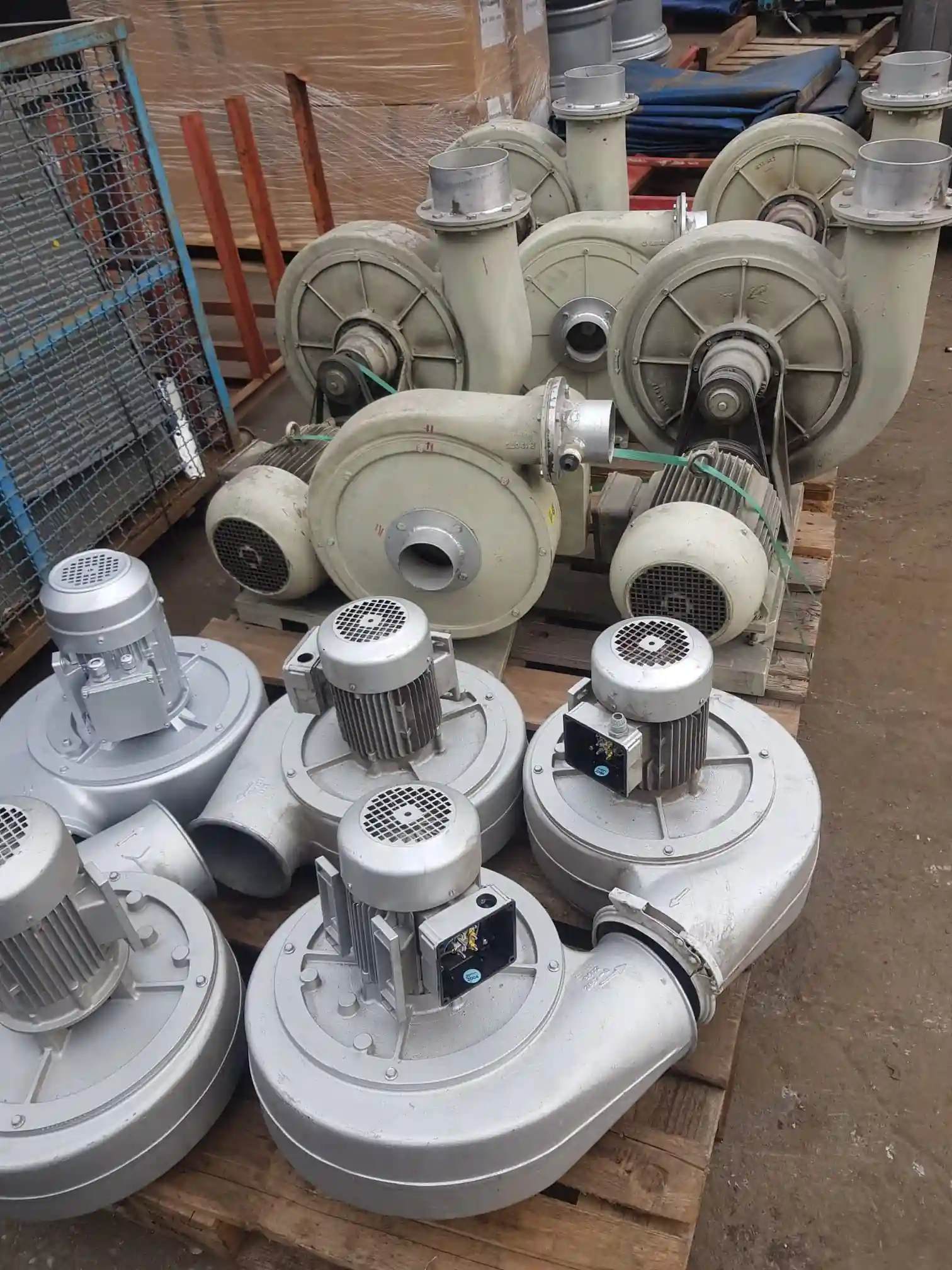 Industriegebläse und Seitenkanalverdichter mit Elektromotoren aus Lagerbestand