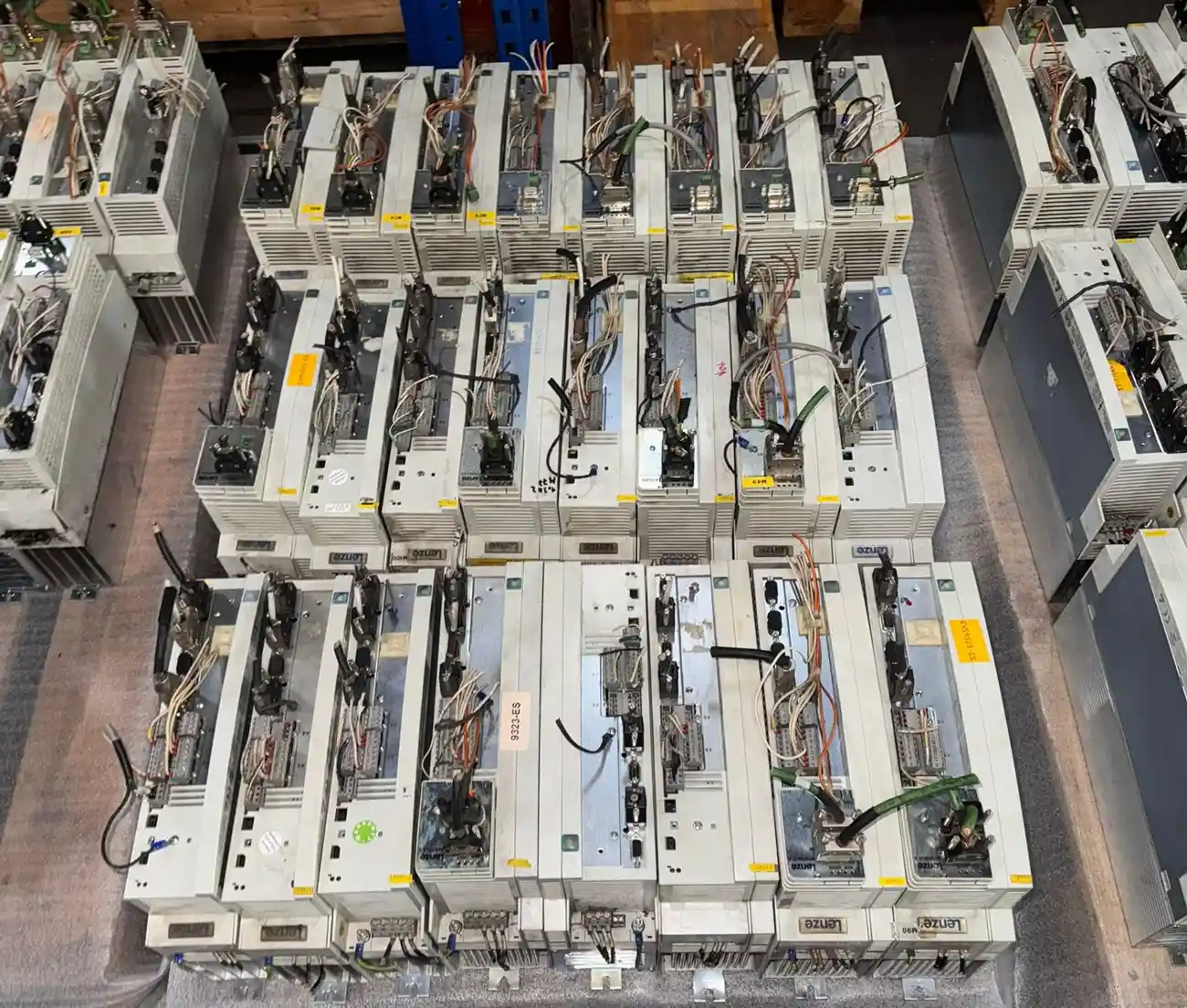 Lenze Servoregler und Antriebstechnik aus Lagerbeständen für den Ankauf durch Industrietec