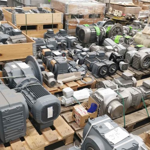 Große Elektromotoren und Industrieantriebe auf Paletten im Lager von Industrietec