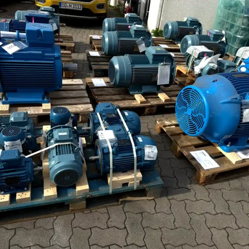 Industrie Elektromotoren und Drehstrommotoren auf Paletten im technischen Lagerbestand