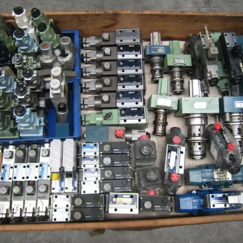 Bosch Rexroth Hydraulikventile und Industrie Hydraulikkomponenten auf Palette