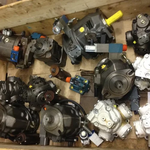 Verschiedene industrielle Hydraulikpumpen und Axialkolbenpumpen in Holzkiste
