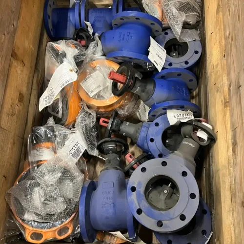 Industrie Armaturen und Absperrventile in Holzkiste für Ankauf und Export