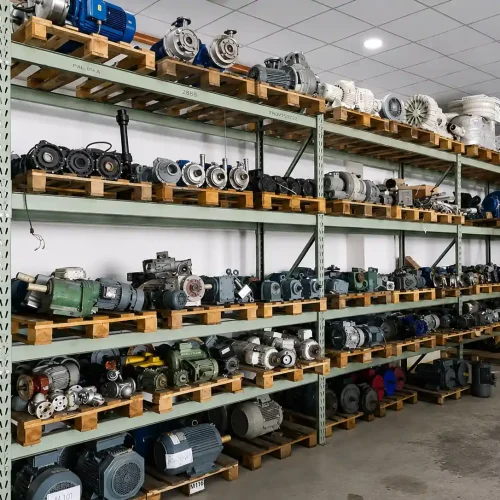 Großes Industrielager mit Elektromotoren, Pumpen und Getriebemotoren auf Regalen