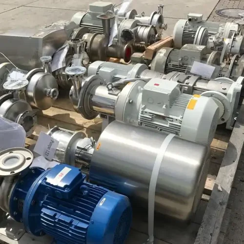 Industriepumpen und Edelstahlpumpen auf Palette für Industrieankauf