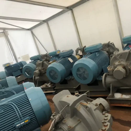 Industriepumpen und Elektromotoren in technischem Lagerbestand