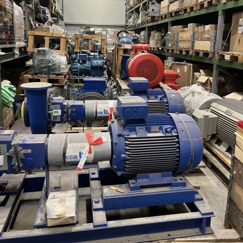 Große Industriepumpen und Elektromotoren im Lager von Industrietec